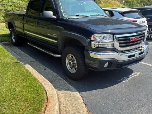 Used 2006 GMC Sierra 2500 SLT w/ Heavy-Duty Power Package RWD image 2