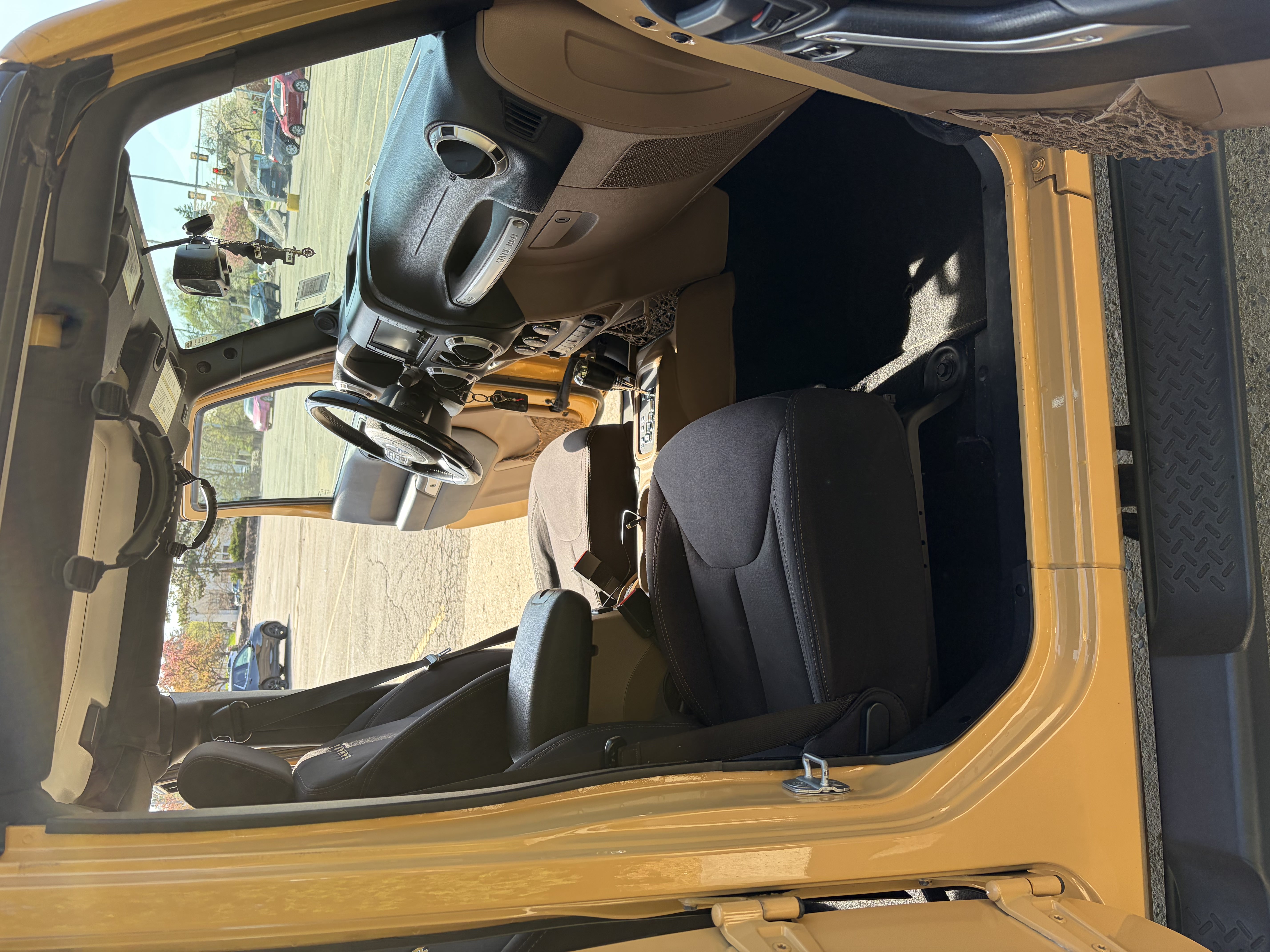 Used 2013 Jeep Wrangler Unlimited Sahara w/ Connectivity Group AWD/4WD image 16