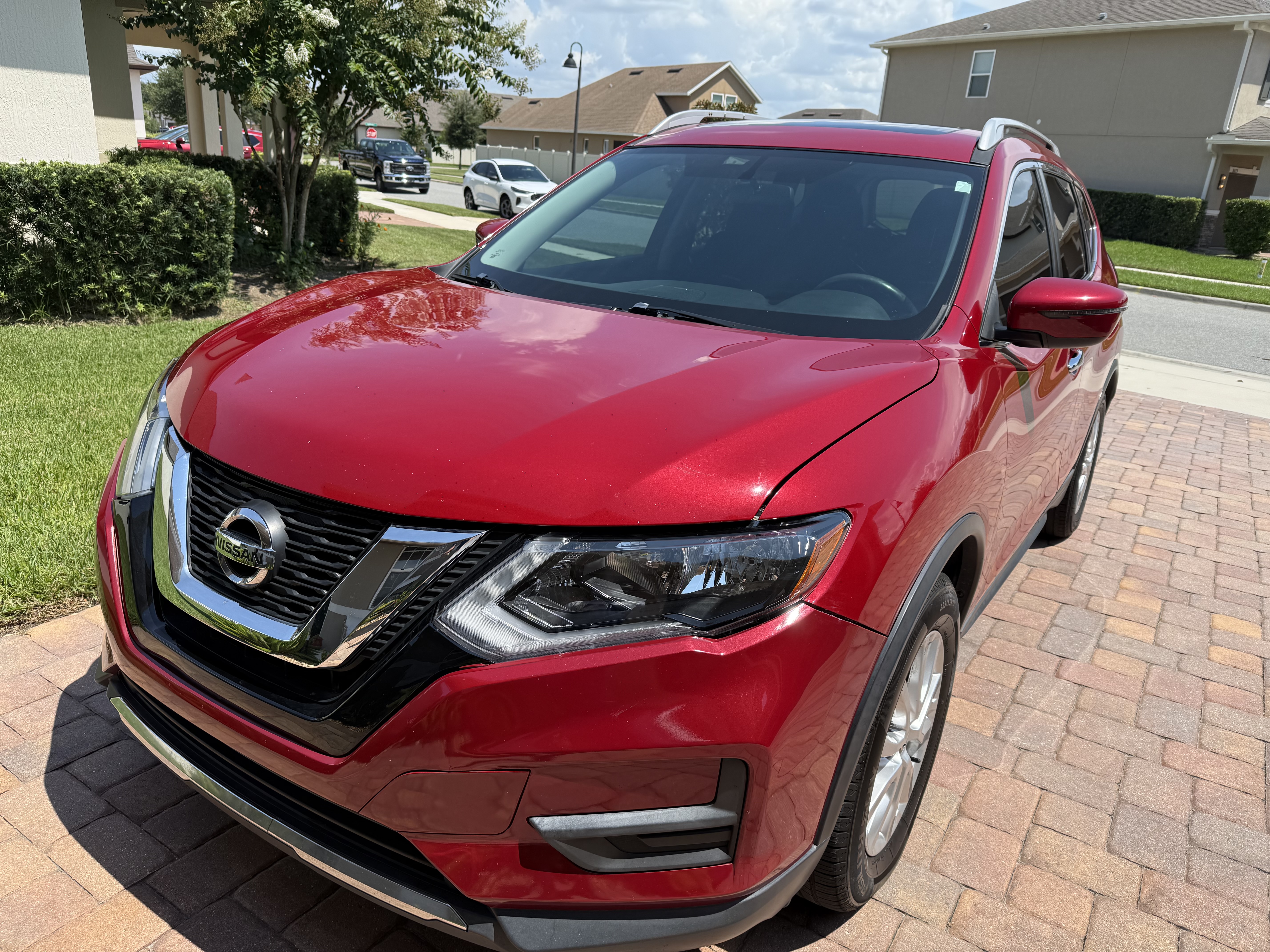 Used 2017 Nissan Rogue SV FWD image 1
