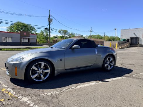 Used 2006 Nissan 350Z Touring RWD image 4