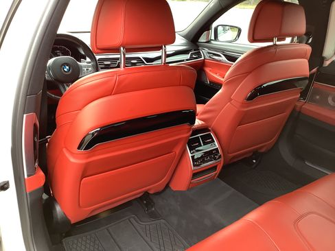 Used 2020 BMW 750i xDrive w/ Autobahn Package image 17