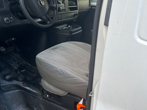 Used 2014 Chevrolet Express 3500 Extended RWD image 4