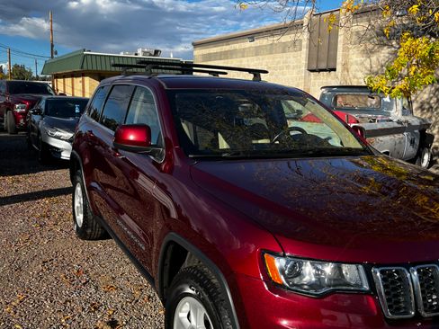 Used 2017 Jeep Grand Cherokee Laredo AWD/4WD image 9