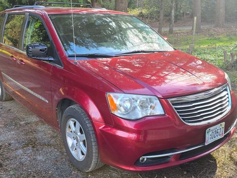 Used 2011 Chrysler Town & Country Touring w/ Driver Convenience Group image 4