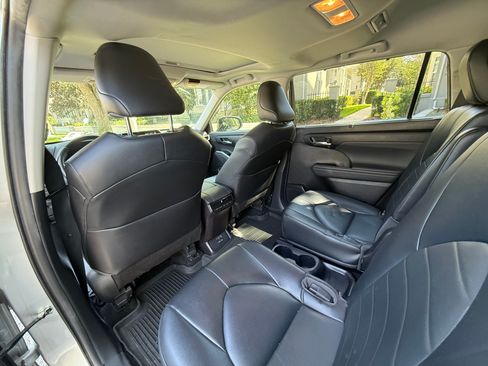 Used 2022 Toyota Highlander XLE FWD image 14