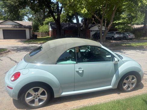Used 2006 Volkswagen Beetle Convertible w/ Package 2 FWD image 1