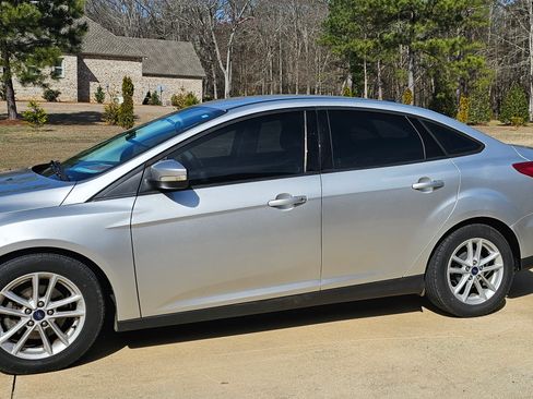 Used 2017 Ford Focus SE image 1