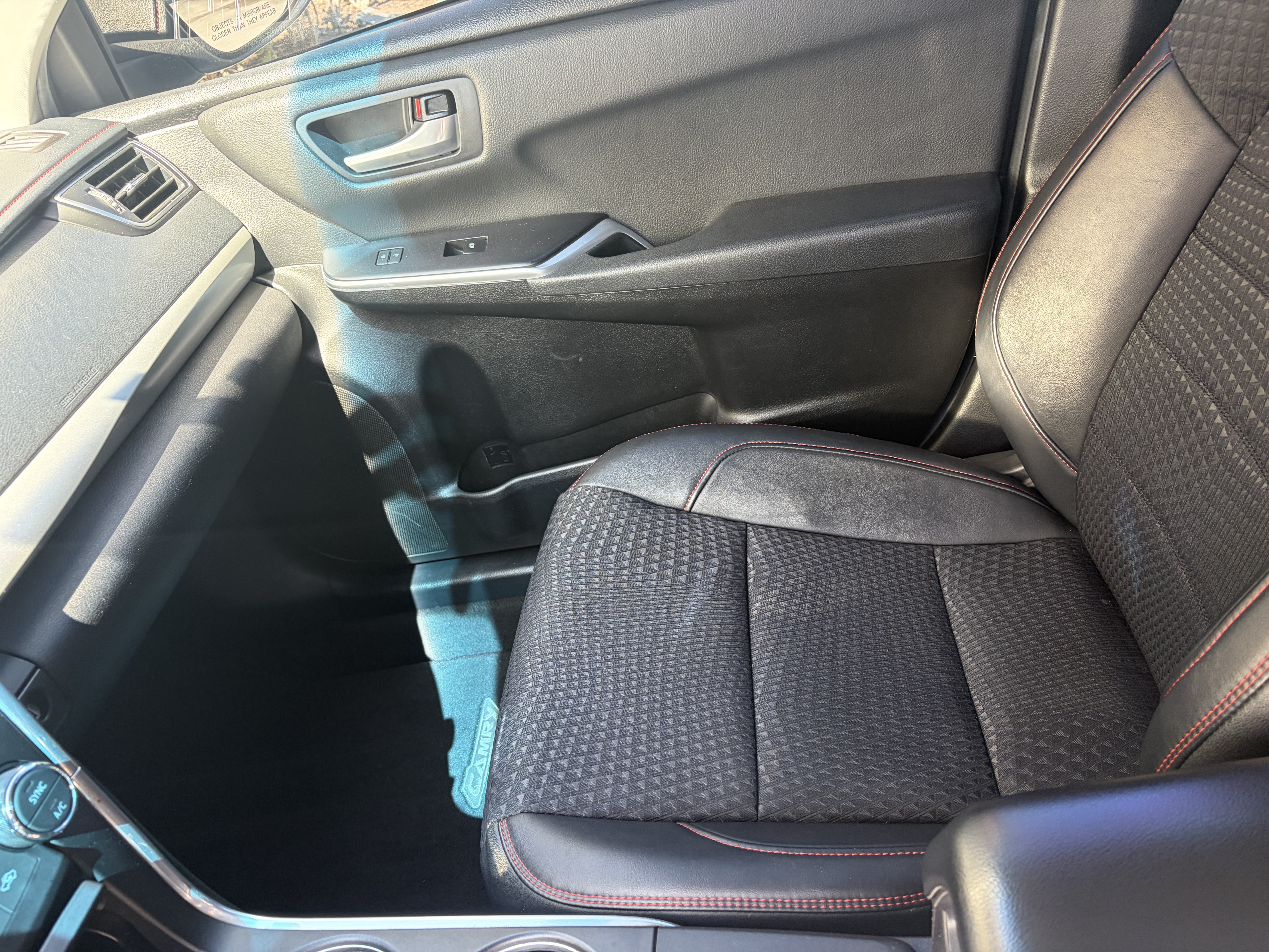 Used 2015 Toyota Camry SE w/ Moonroof Package FWD image 2