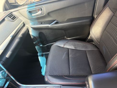 Used 2015 Toyota Camry SE w/ Moonroof Package FWD image 2
