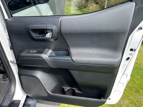 Used 2018 Toyota Tacoma TRD Sport image 18