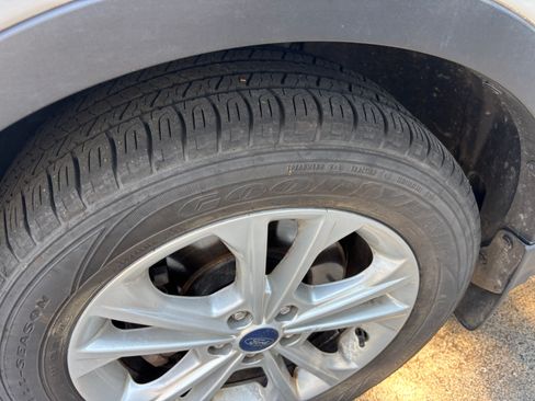 Used 2017 Ford Escape SE w/ Equipment Group 201A image 8