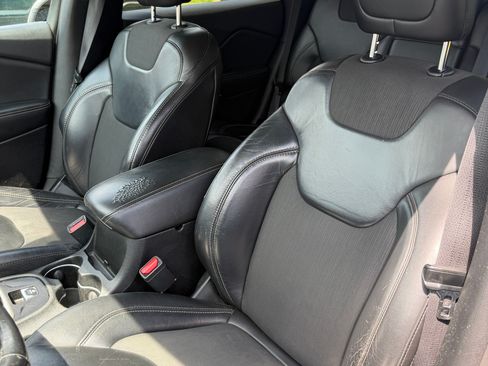 Used 2018 Jeep Cherokee Latitude Plus w/ Cold Weather Group FWD image 15