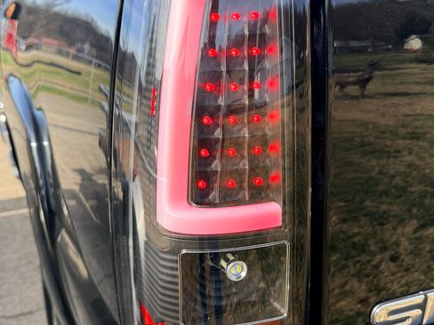 Used 2005 GMC Sierra 2500 SLT w/ Heavy-Duty Power Package image 10