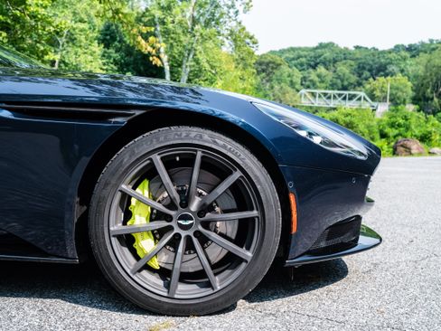 Used 2019 Aston Martin DB11 AMR RWD image 2