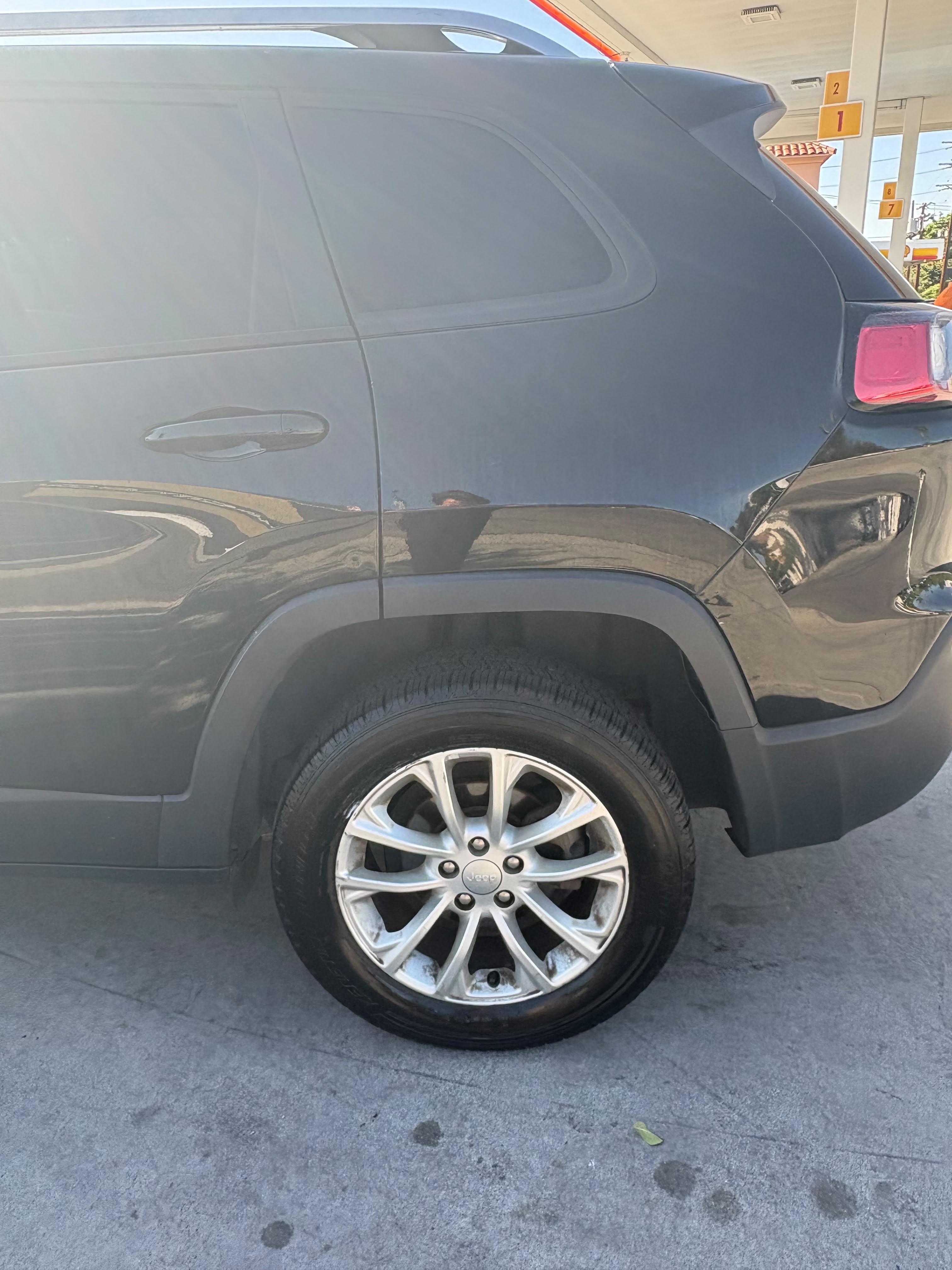 Used 2020 Jeep Cherokee Latitude FWD image 6