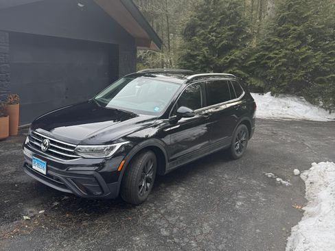 Used 2024 Volkswagen Tiguan SE w/ Panoramic Sunroof Package image 9