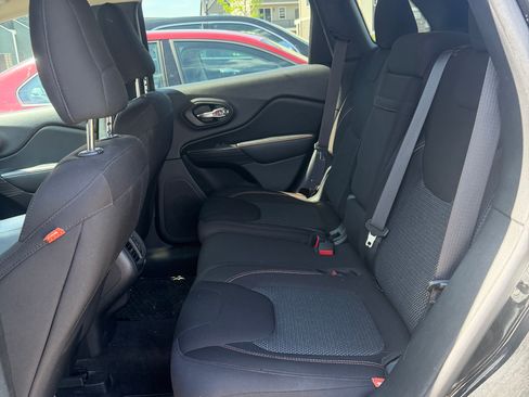 Used 2017 Jeep Cherokee Latitude w/ Cold Weather Group FWD image 6