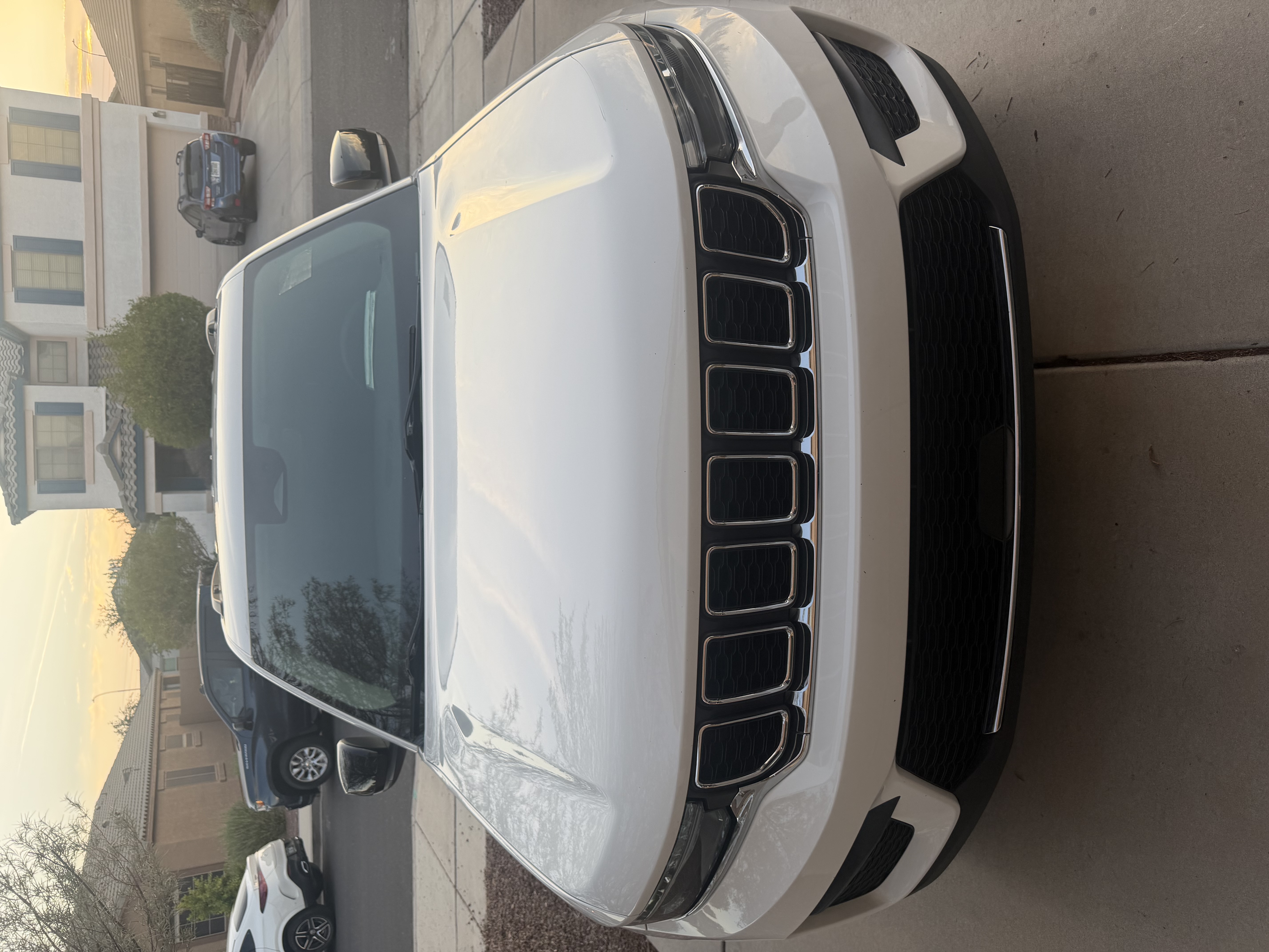 Used 2023 Jeep Grand Cherokee Laredo RWD image 5