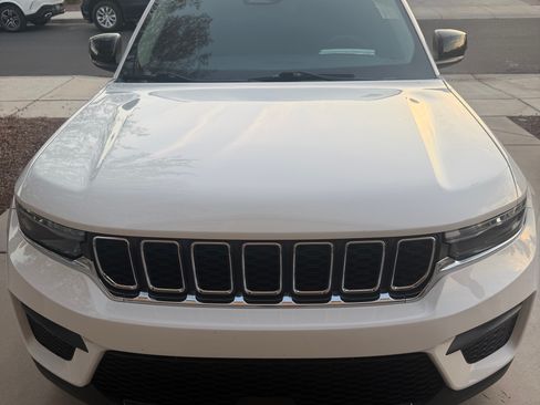 Used 2023 Jeep Grand Cherokee Laredo RWD image 5