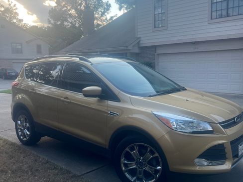 Used 2015 Ford Escape SE w/ Equipment Group 201A image 4