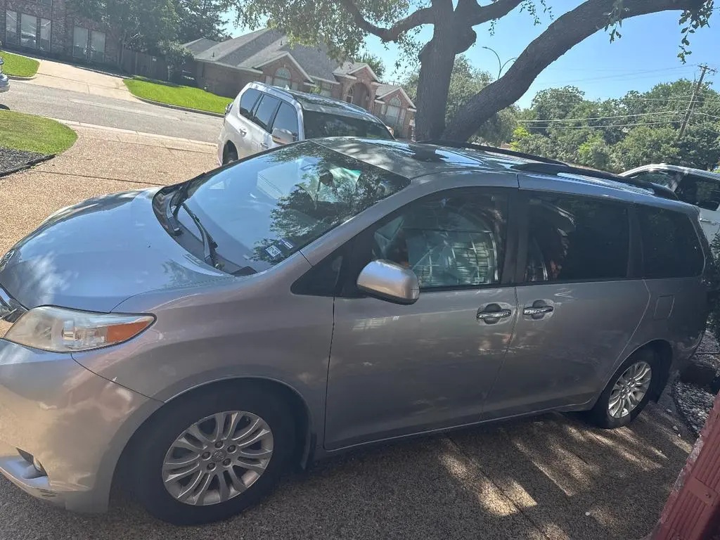 Used 2017 Toyota Sienna XLE Premium FWD image 6