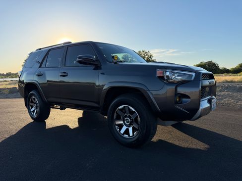 Used 2020 Toyota 4Runner TRD Off-Road Premium w/ Moonroof Package AWD/4WD image 9