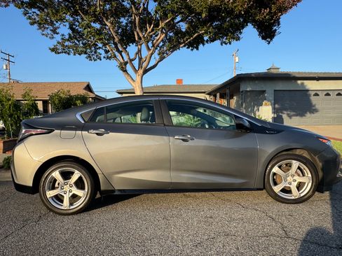 Used 2017 Chevrolet Volt LT w/ Comfort Package FWD image 5