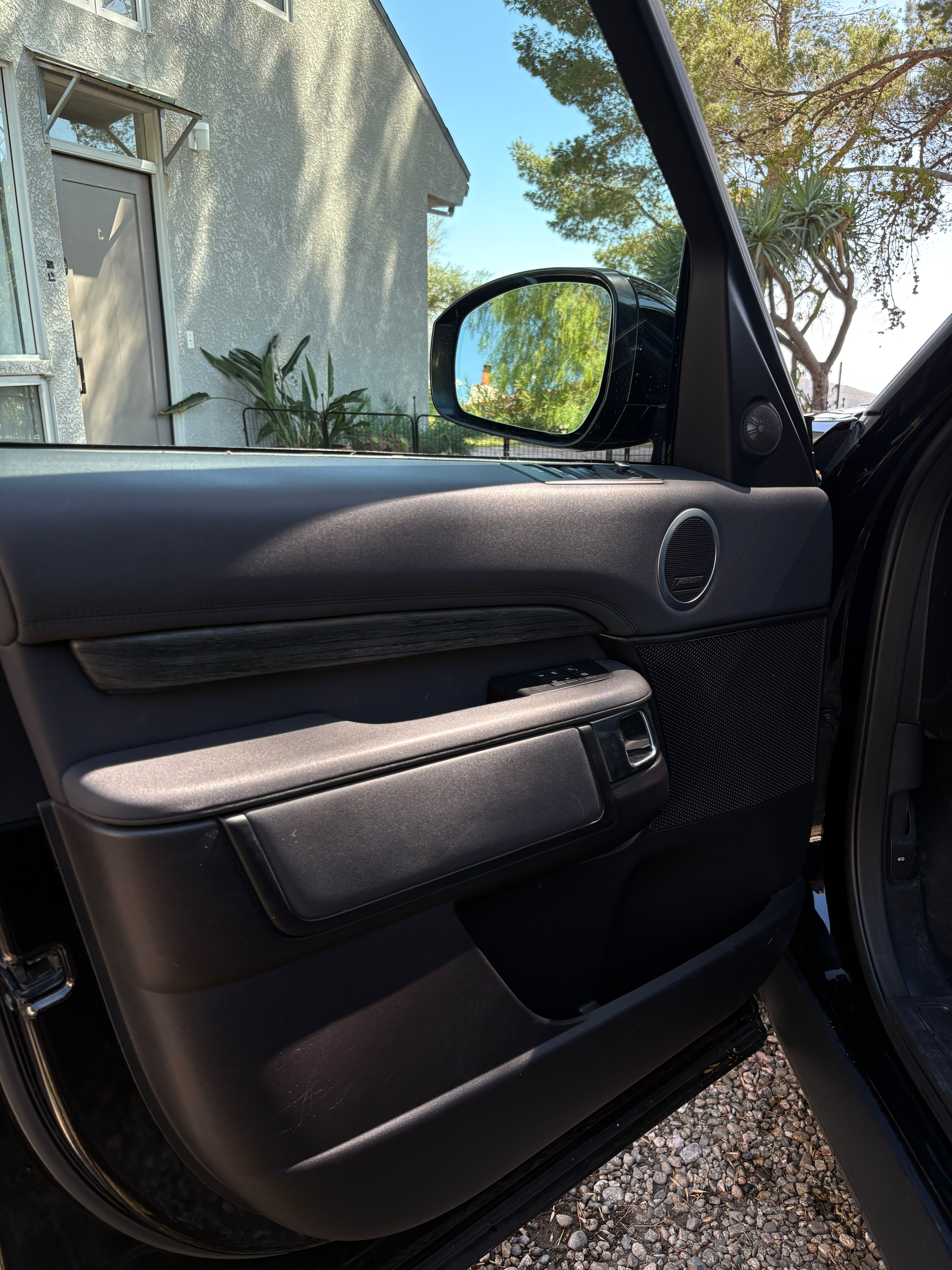 Used 2017 Land Rover Discovery HSE AWD/4WD image 16