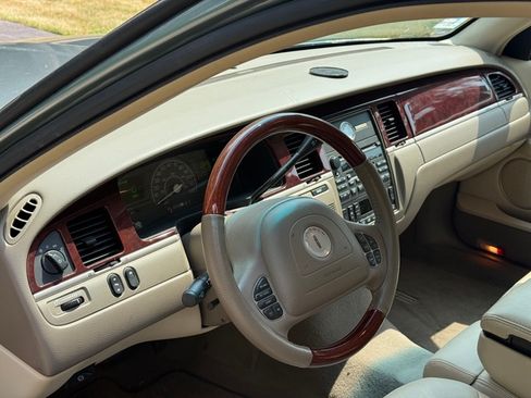 Used 2004 Lincoln Town Car Ultimate RWD image 16