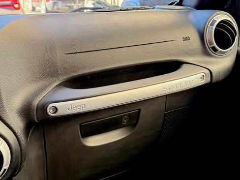 Used 2015 Jeep Wrangler Unlimited Sahara w/ Katzkin Premium Leather Group image 15