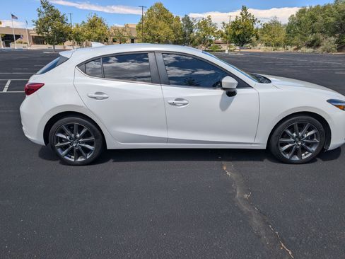 Used 2018 MAZDA MAZDA3 Grand Touring w/ Premium Equipment Package FWD image 2