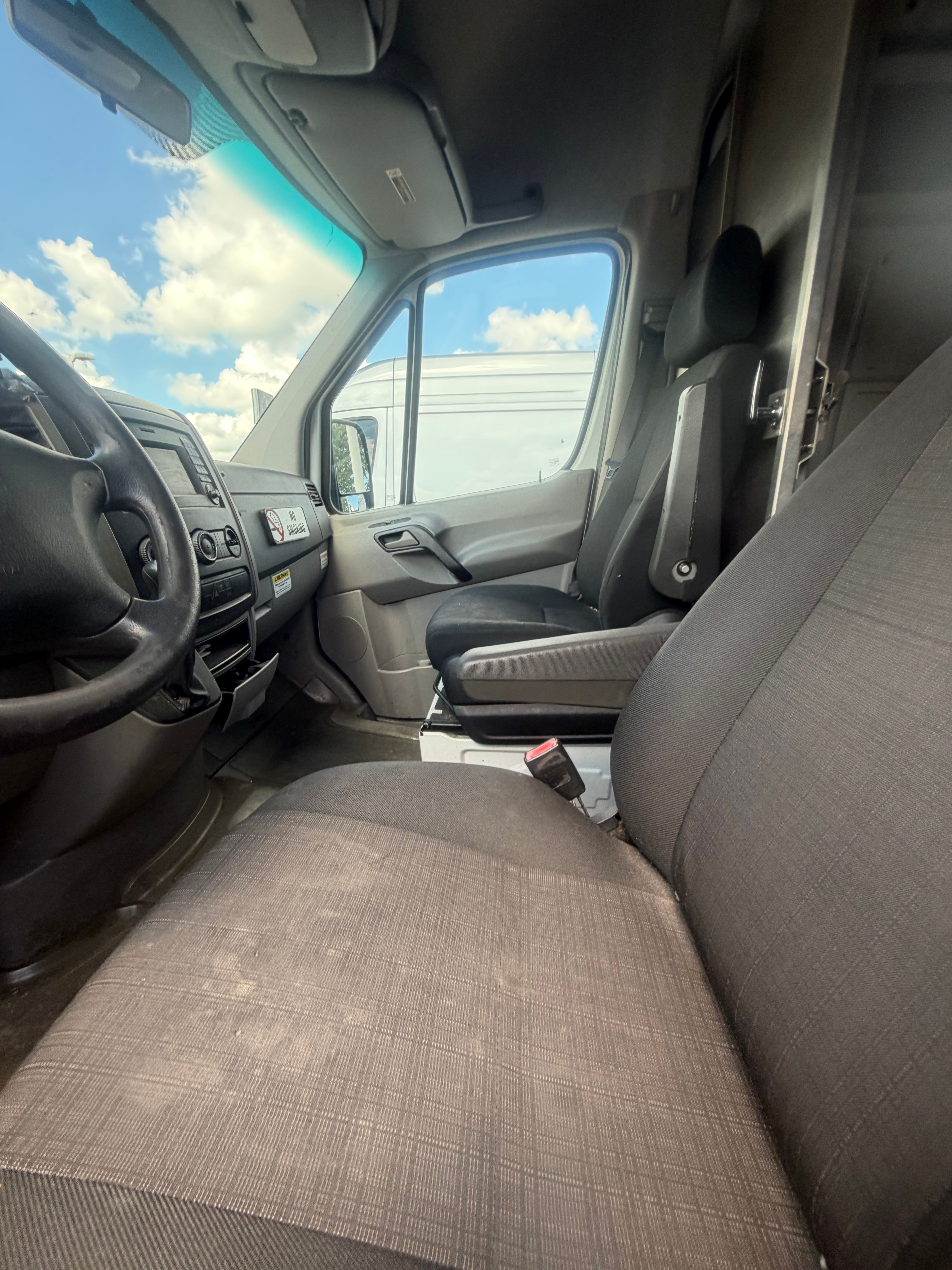 Used 2015 Freightliner Sprinter 2500 RWD image 9