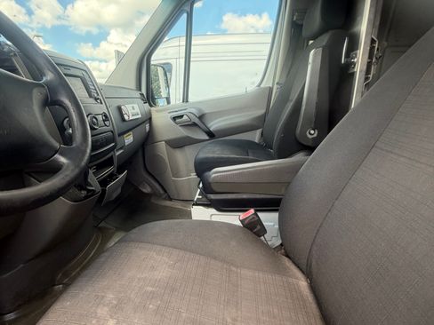Used 2015 Freightliner Sprinter 2500 RWD image 9