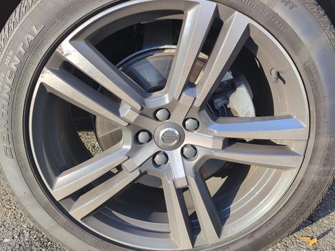 Used 2019 Volvo XC60 T5 Momentum w/ Multimedia Package image 6