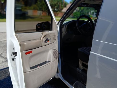 Used 2005 Chevrolet Astro w/ Convenience Package image 15