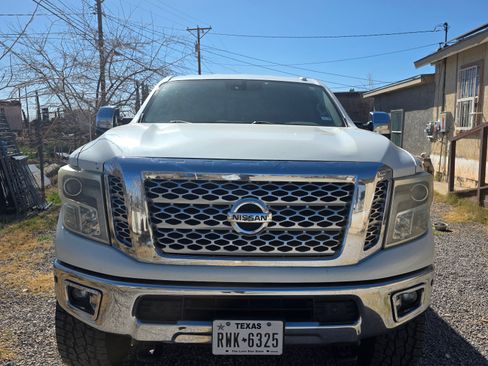 Used 2016 Nissan Titan SL image 2