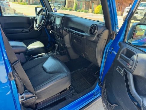 Used 2016 Jeep Wrangler Sahara image 13