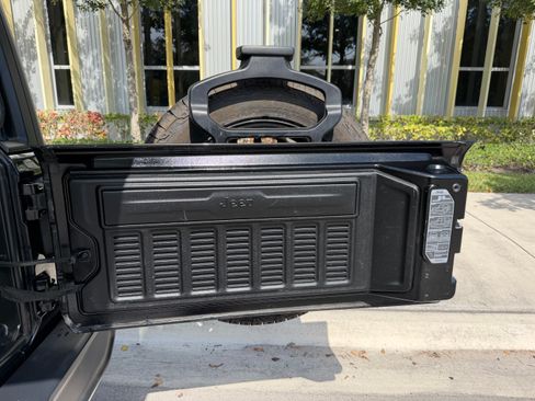 Used 2021 Jeep Wrangler Unlimited Sahara AWD/4WD image 17