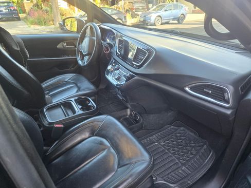 Used 2019 Chrysler Pacifica Touring-L w/ Advanced Safetytec Group image 11