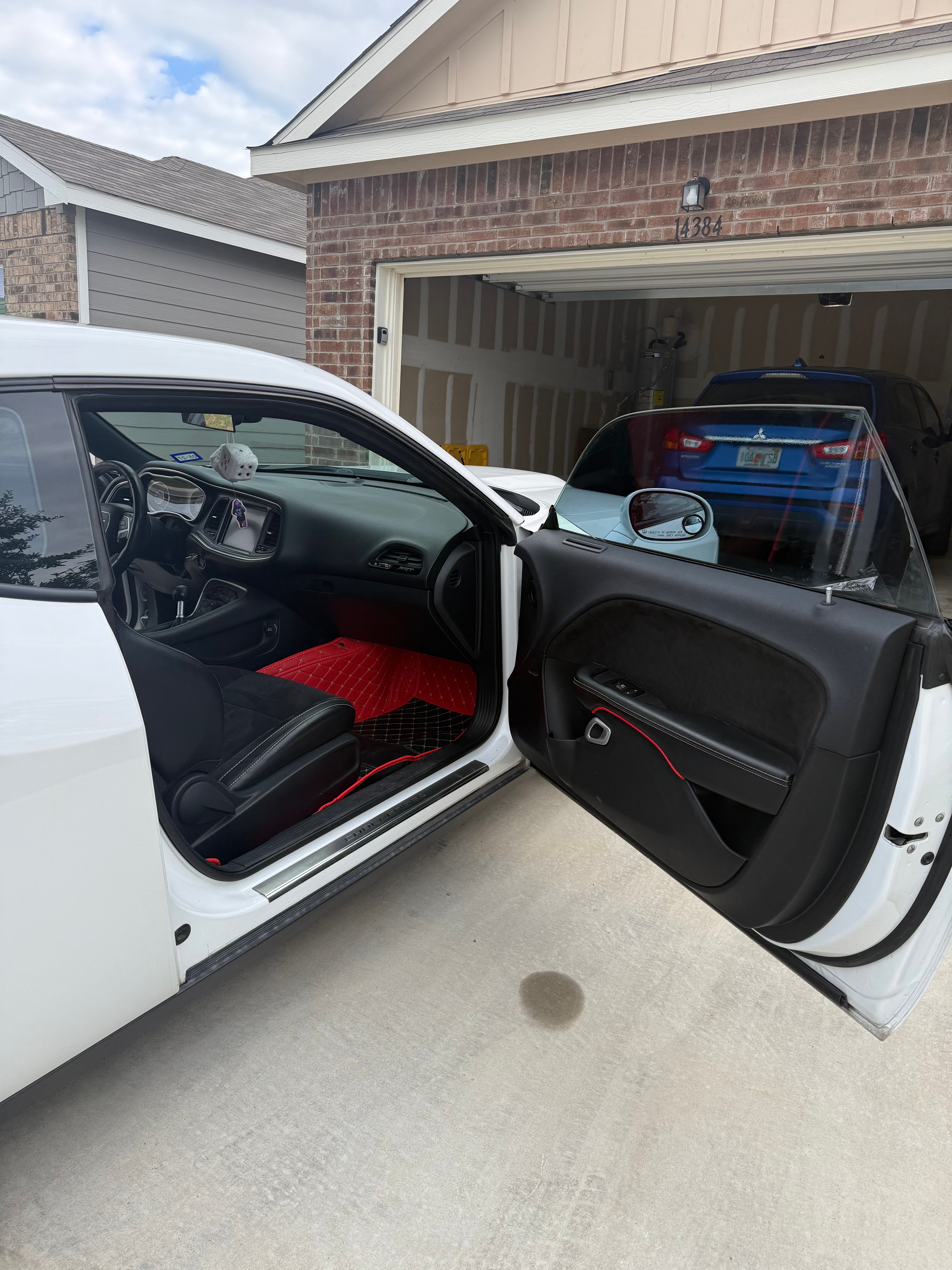 Used 2015 Dodge Challenger SRT w/ Technology Group RWD image 9