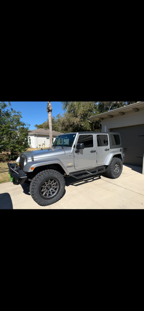 Used 2013 Jeep Wrangler Unlimited Sahara w/ Dual Top Group AWD/4WD image 8