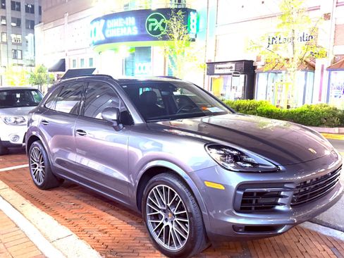 Used 2021 Porsche Cayenne Sport Utility 4D image 1