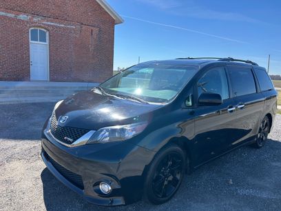 Used 2014 Toyota Sienna SE w/ SE Premium Package w/Entune