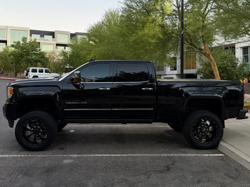 Used 2016 GMC Sierra 2500 Denali w/ Duramax Plus Package AWD/4WD image 8