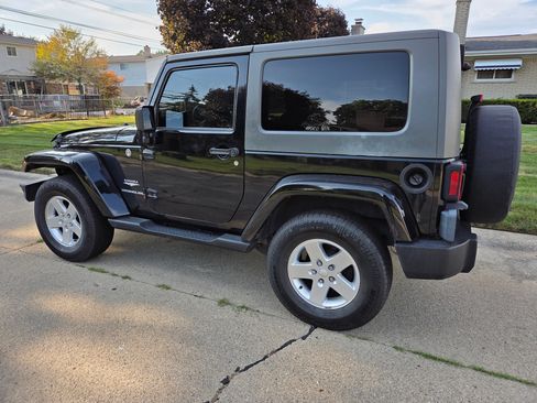 Used 2007 Jeep Wrangler Sahara w/ Dual Top Group AWD/4WD image 13