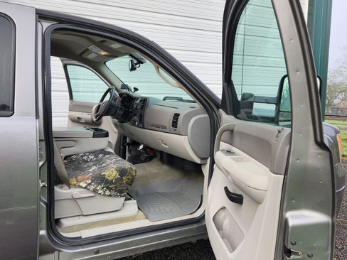 Used 2009 GMC Sierra 2500 SLE w/ Convenience Package image 9