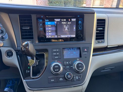 Used 2016 Toyota Sienna XLE image 23