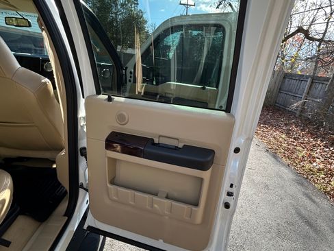 Used 2010 Ford F250 Lariat image 21