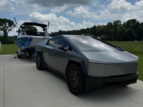 Used 2025 Tesla Cybertruck AWD Crew Cab image 14