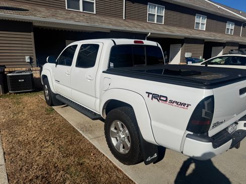 Used 2015 Toyota Tacoma Pickup 4D 5 ft image 12